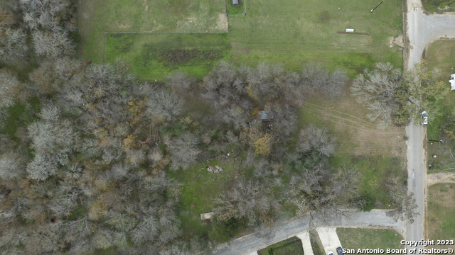 305 W Trinity St Property Photo 9