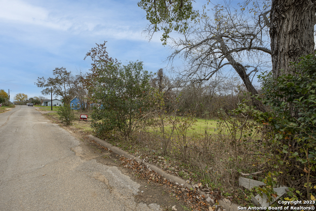305 W Trinity St Property Photo 18