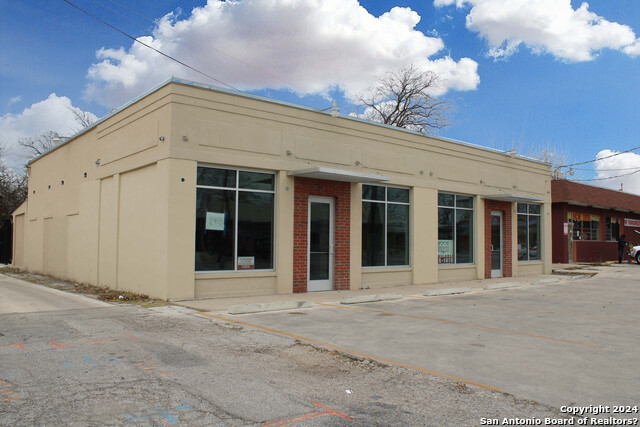 2426 N Zarzamora St Property Photo 2