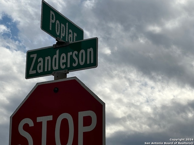 703 Poplar St Property Photo 3
