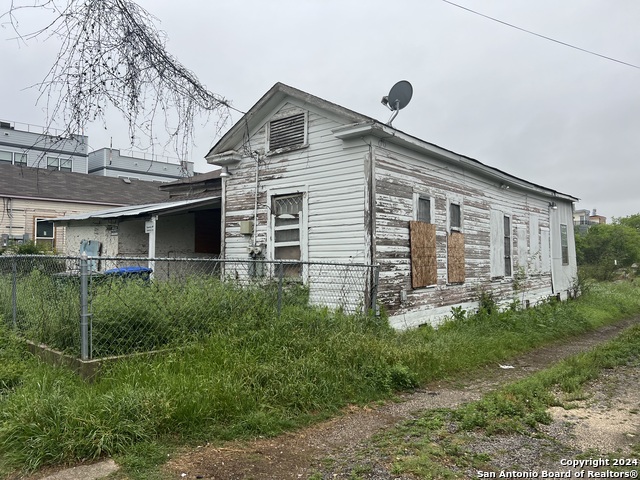 215 S Pine St Property Photo 3