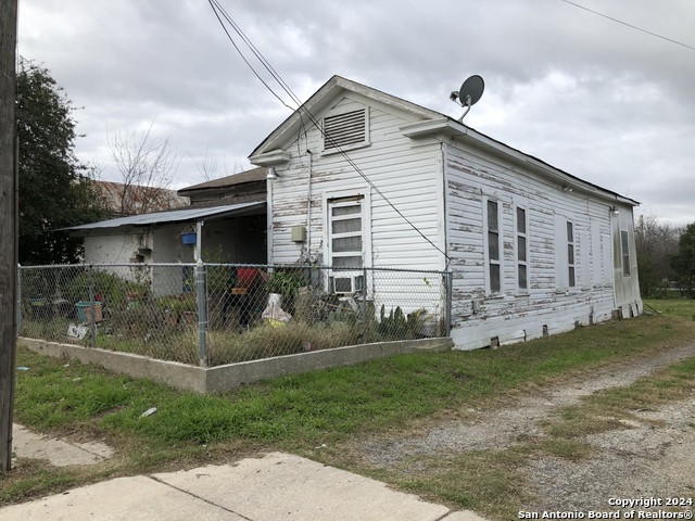 215 S Pine St Property Photo 4
