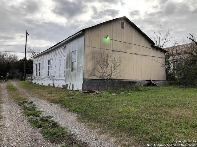 215 S Pine St Property Photo 5