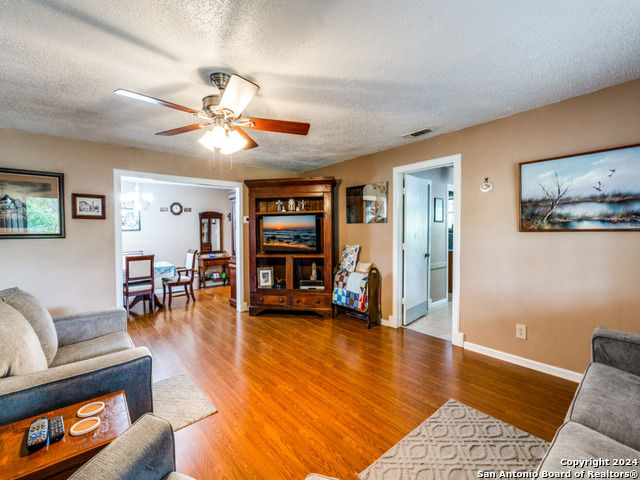 1004 Bluebonnet Ln Property Photo 8
