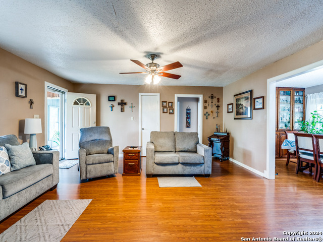 1004 Bluebonnet Ln Property Photo 9