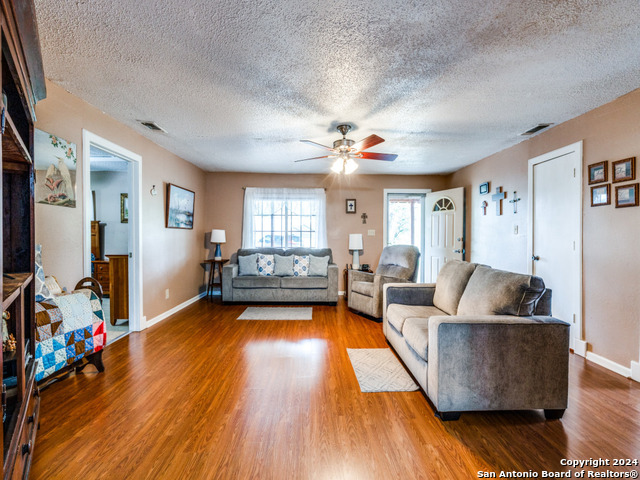 1004 Bluebonnet Ln Property Photo 10