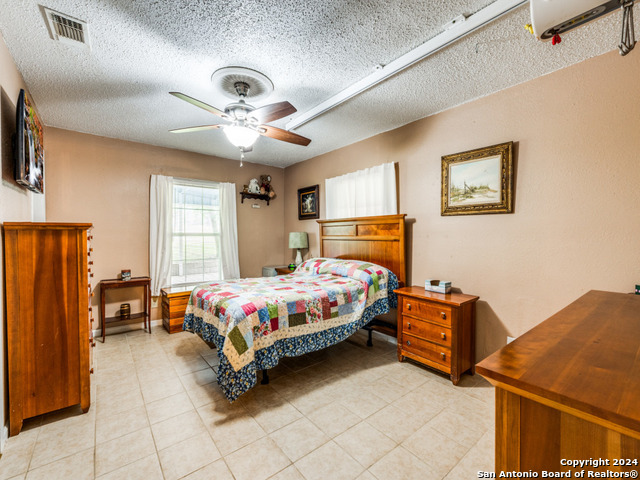 1004 Bluebonnet Ln Property Photo 14