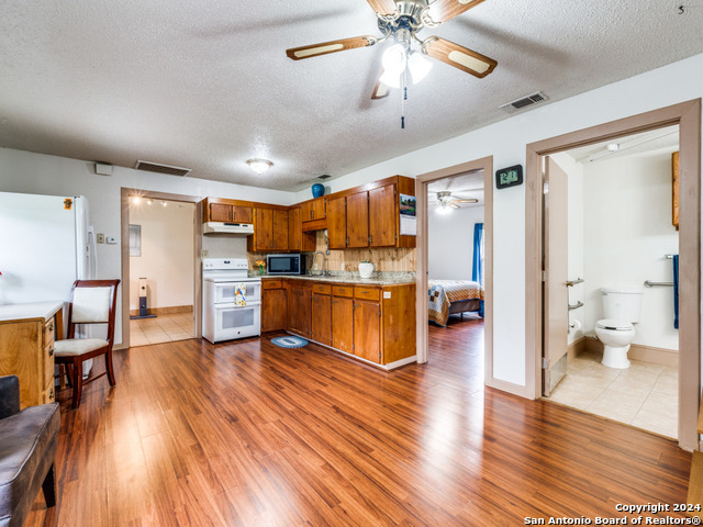 1004 Bluebonnet Ln Property Photo 18