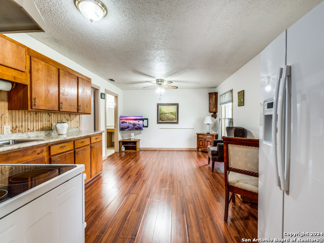 1004 Bluebonnet Ln Property Photo 19