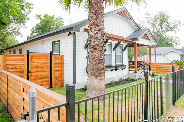 1215 Lamar St Property Photo 7