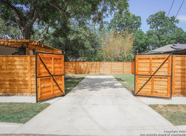 1215 Lamar St Property Photo 45