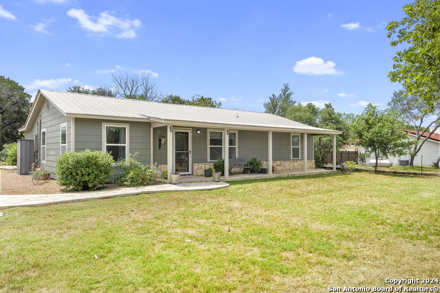 283 E Pipe Creek Dr Property Photo 3