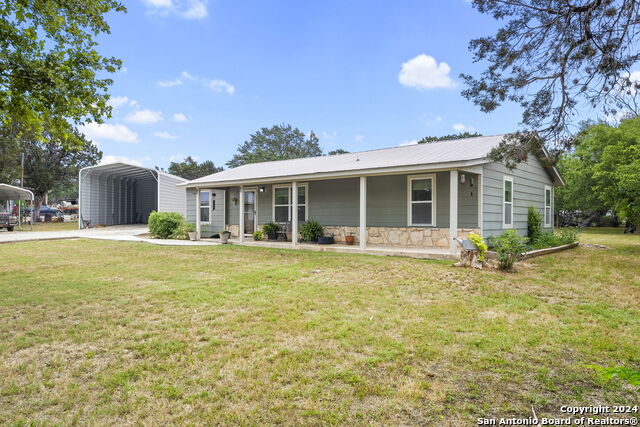 283 E Pipe Creek Dr Property Photo 4