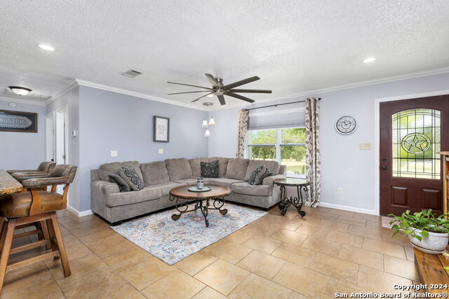 283 E Pipe Creek Dr Property Photo 6