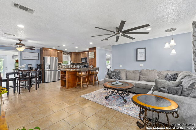 283 E Pipe Creek Dr Property Photo 9