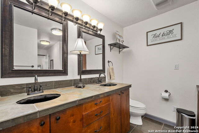 283 E Pipe Creek Dr Property Photo 21