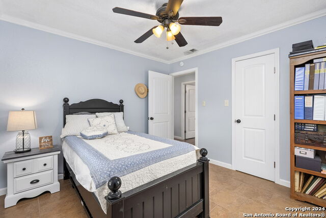 283 E Pipe Creek Dr Property Photo 25