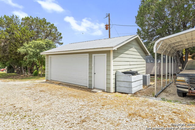 283 E Pipe Creek Dr Property Photo 33