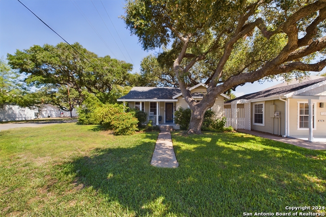 718 Live Oak Property Photo 1