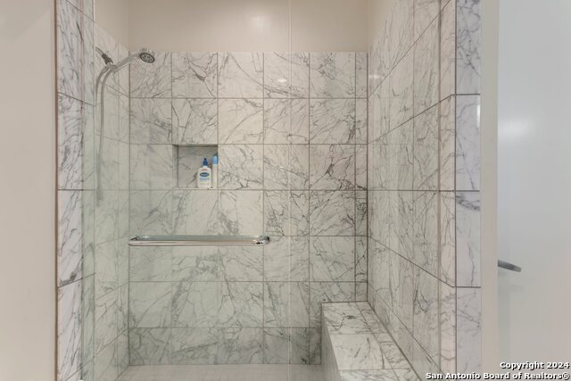 610 E Market St Property Photo 18