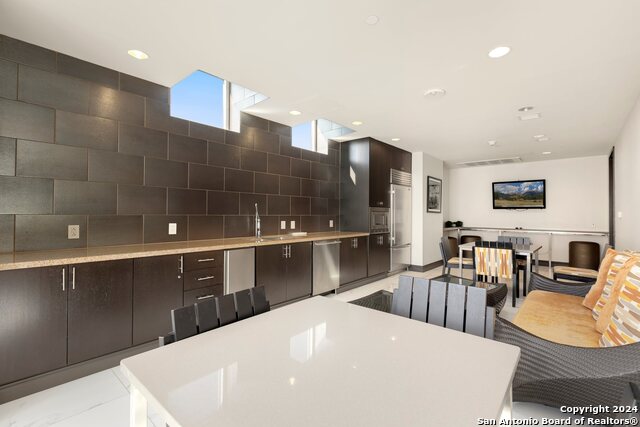 610 E Market St Property Photo 27