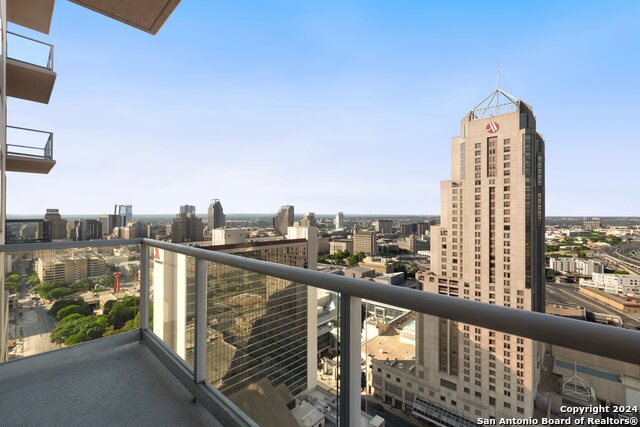 610 E Market St Property Photo 33