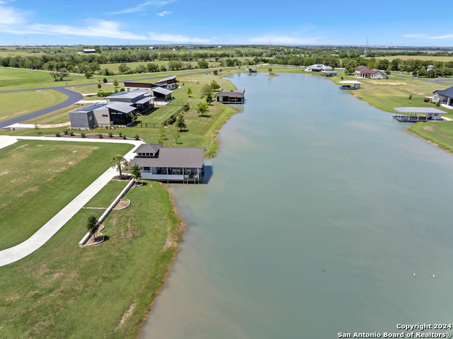 108 Lakeside Cv Property Photo 3