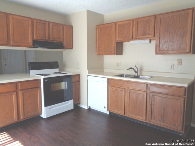 2528 Corian Glen Dr Property Photo 3
