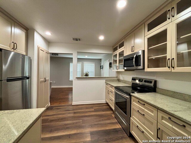 453 Westminster Ave Property Photo 4