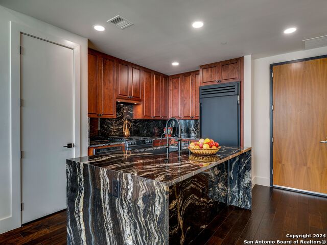610 E Market St Property Photo 2