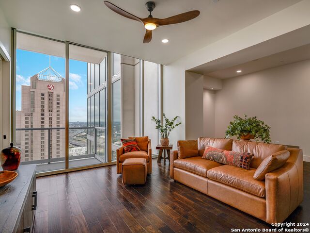 610 E Market St Property Photo 5