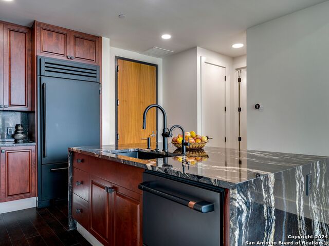 610 E Market St Property Photo 6
