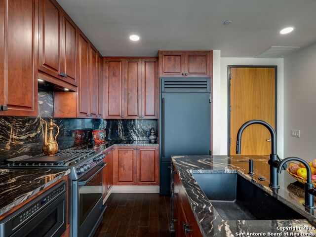 610 E Market St Property Photo 7