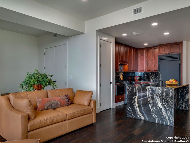 610 E Market St Property Photo 9