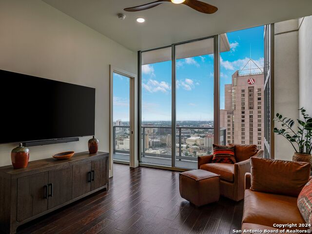 610 E Market St Property Photo 10
