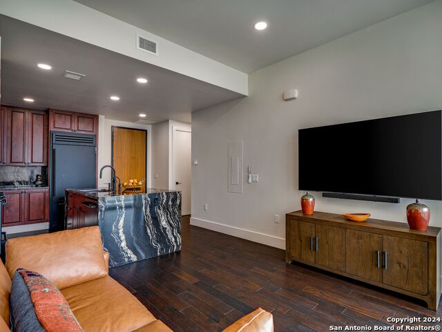 610 E Market St Property Photo 12