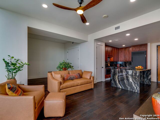 610 E Market St Property Photo 13