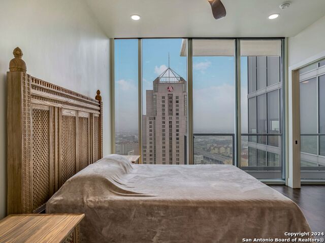 610 E Market St Property Photo 19