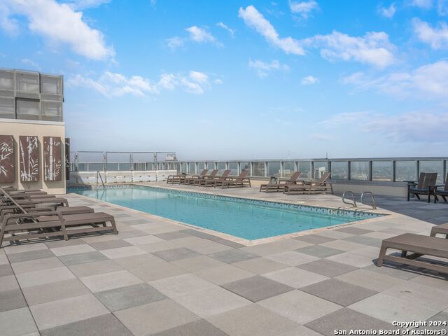610 E Market St Property Photo 22