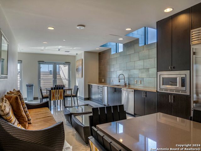 610 E Market St Property Photo 24