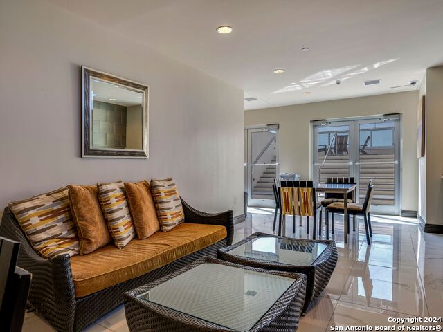 610 E Market St Property Photo 25