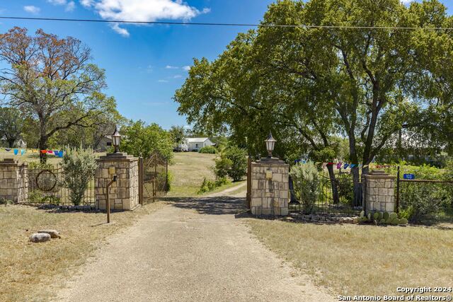 103 W Looker Dr Property Photo 6