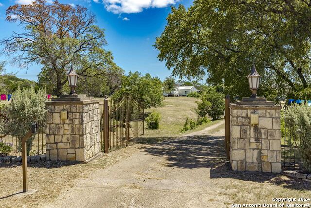 103 W Looker Dr Property Photo 7