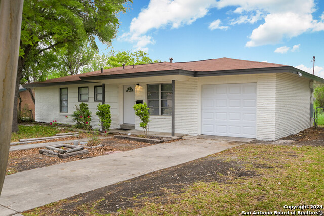 422 Rexford Dr Property Photo 3