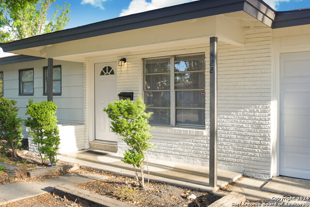 422 Rexford Dr Property Photo 4