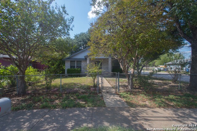 1138 W Hutchins Pl Property Photo 2