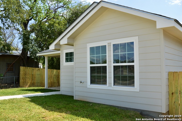 812 Uvalde St Property Photo 3
