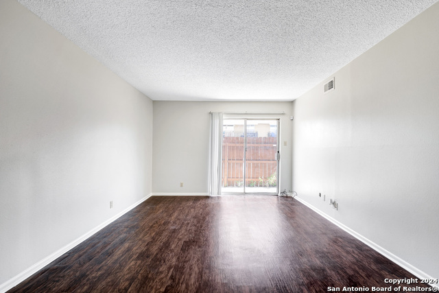 923 Vance Jackson Property Photo 4