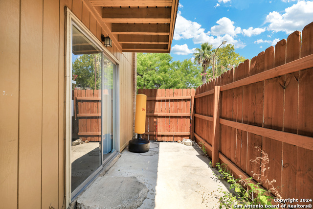 923 Vance Jackson Property Photo 17