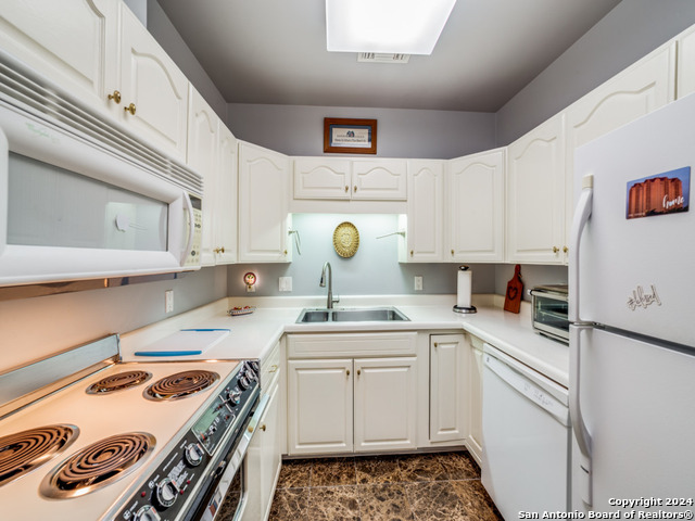 1 Towers Park Ln Property Photo 5